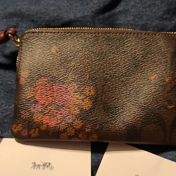 Coach wristlet - Picture 3 of 5